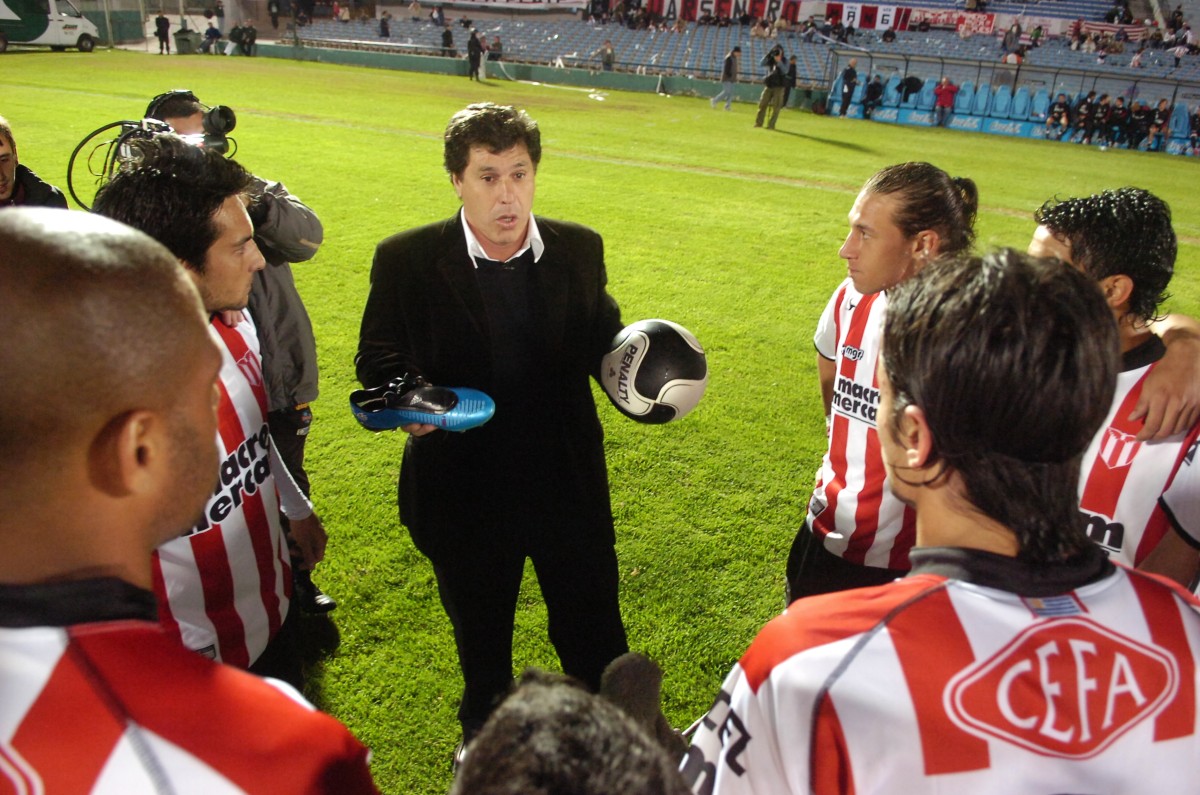 La charla de Juan Ramón Carrasco a sus jugadores de River Plate en el Estadio Centenario ante Nacional. Foto: Archivo El País