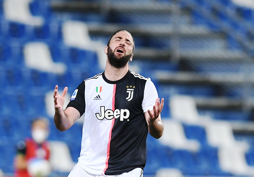 Higuaín, que hizo un gol, se lamenta por un gol fallado. FOTO: EFE.