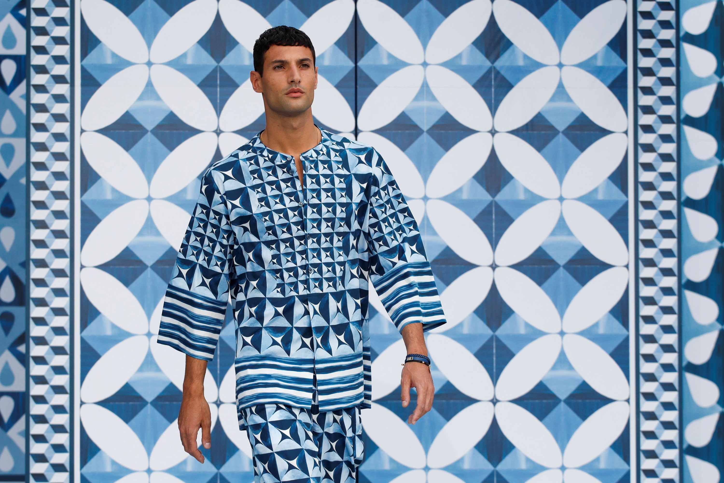 dolce & gabbana 2020, desfile con coronavirus