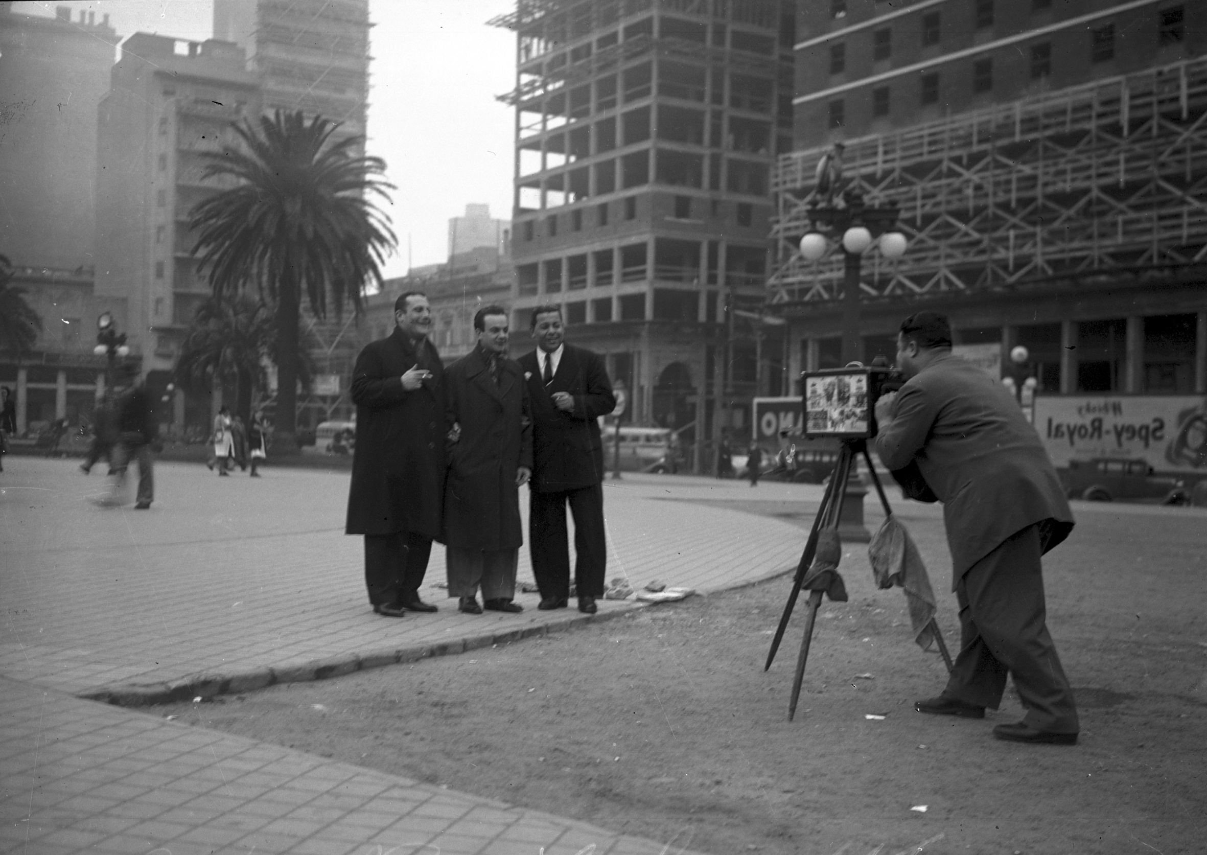 Un oficio perdido en el tiempo: el fotógrafo de plaza. Este trabajaba en la Plaza Independencia. Foto: Archivo El País