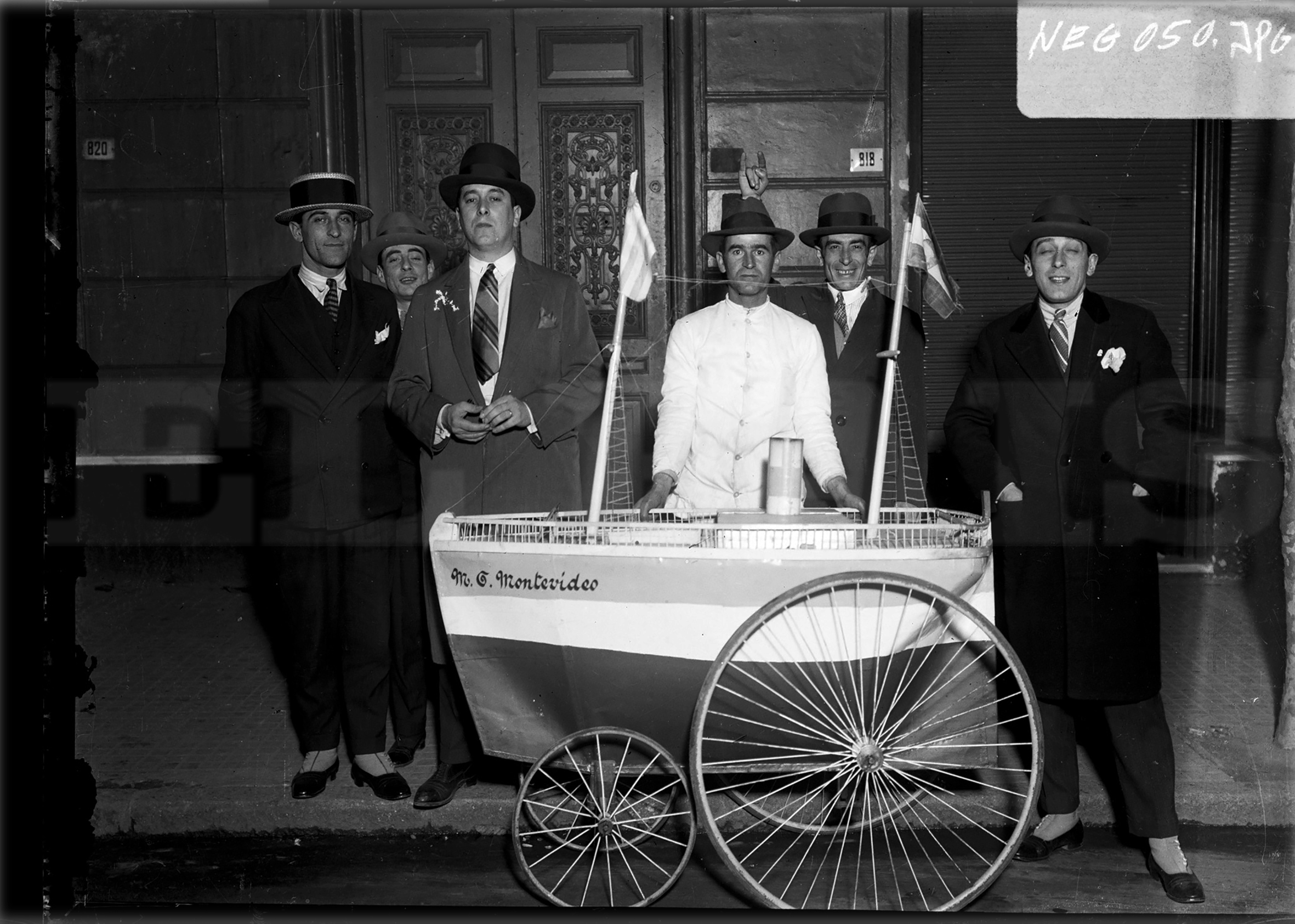 Para los maniseros, el “vehículo” habitual era una locomotora. Este eligió un barco para transportar su producto. Lo acompañan varios elegantes caballeros. Foto: Archivo El País