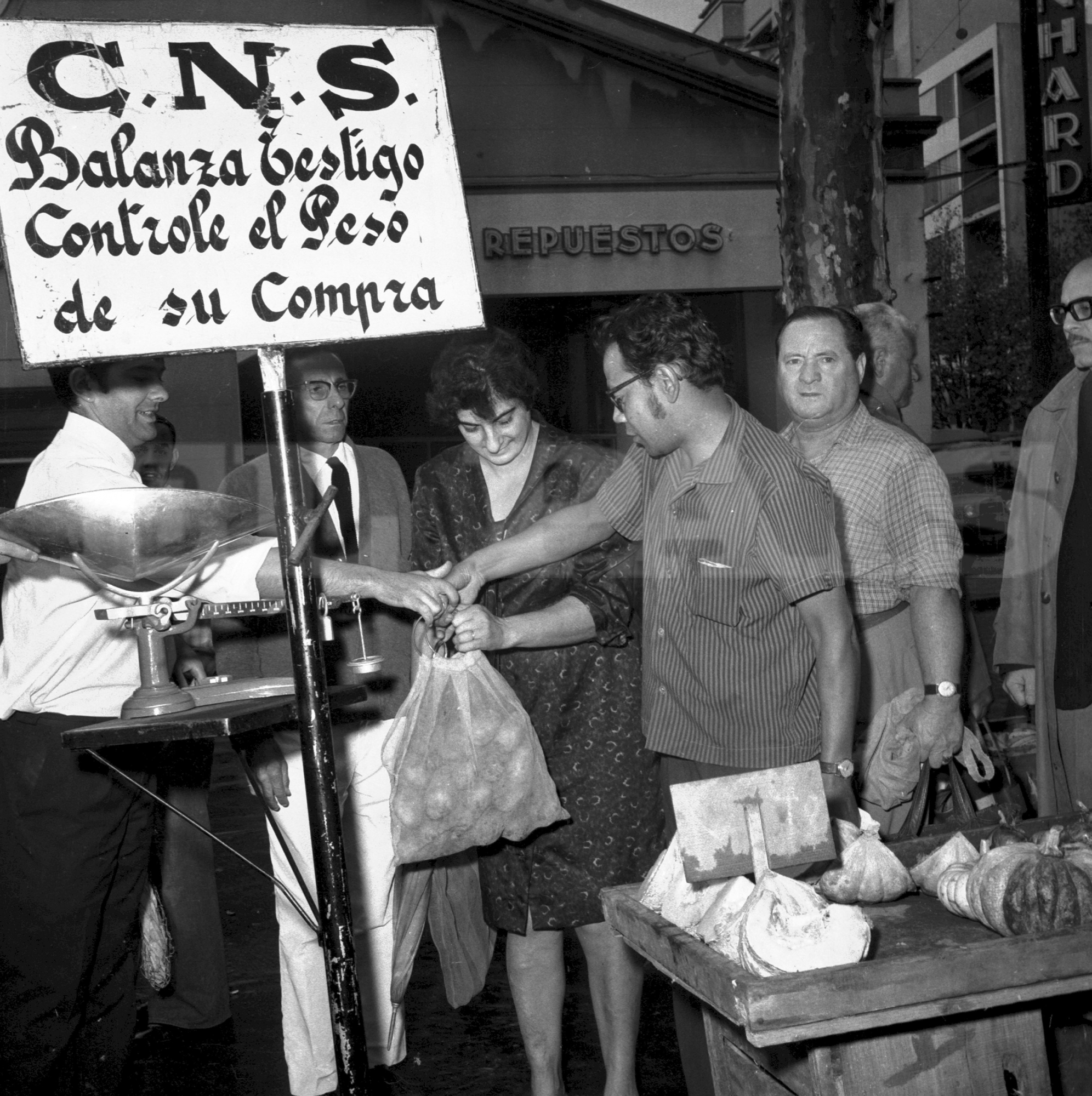 Más cerca en el tiempo, el feriante procede a pesar la mercadería. Foto: Archivo El País