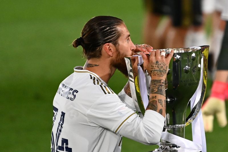 Sergio Ramos celebra el titulo del Real Madrid con el trofeo. Foto: AFP.