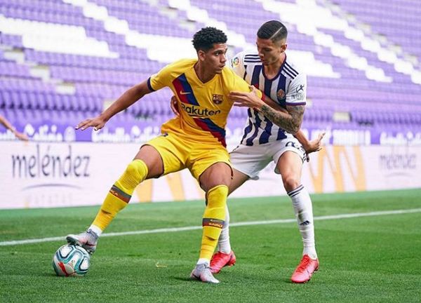Ronald Araújo en el duelo entre Barcelona y Valladolid.