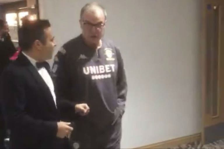 Bielsa llegó a una elegante gala de Leeds con el equipo deportivo. Foto: @TheSquareBall