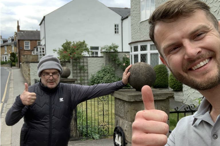 Bielsa, con un fanático de Leeds en las calles tras la cuarentena. Foto: @ignitesportsco