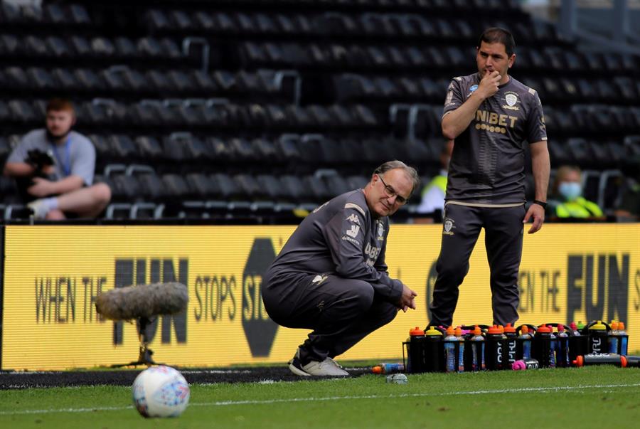 Marcelo Bielsa terminó con la maldición del Leeds y lo devolvió a la primera categoría. Foto: EFE
