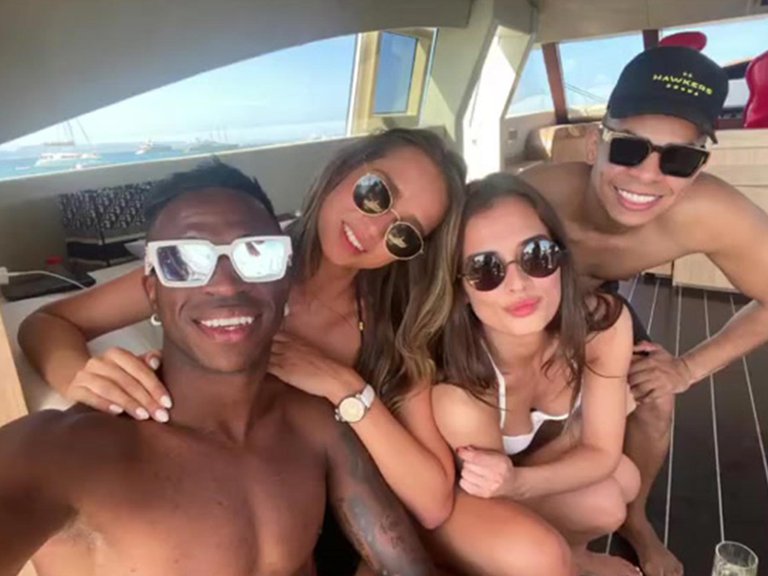 Vinicius y Eder Militao junto a Elif Aksu y Kinga Osinska.