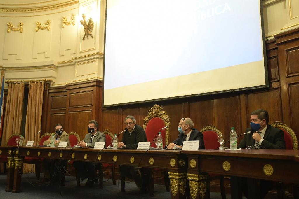 Daniel Salinas en el paraninfo de la Universidad de la República. Foto: Marcelo Bonjour.