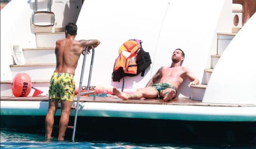 Las vacaciones de Luis Suárez y Lionel Messi en Ibiza. Foto: Agencia GTRES