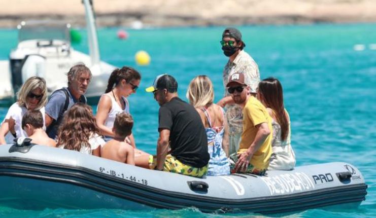 Las vacaciones de Luis Suárez y Lionel Messi en Ibiza. Foto: Agencia GTRES
