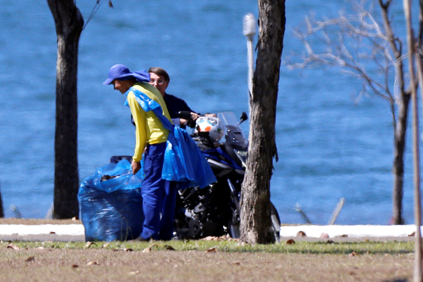 Jair Bolsonaro paseó en moto y conversó sin tapabocas con barrenderos. Foto: Reuters