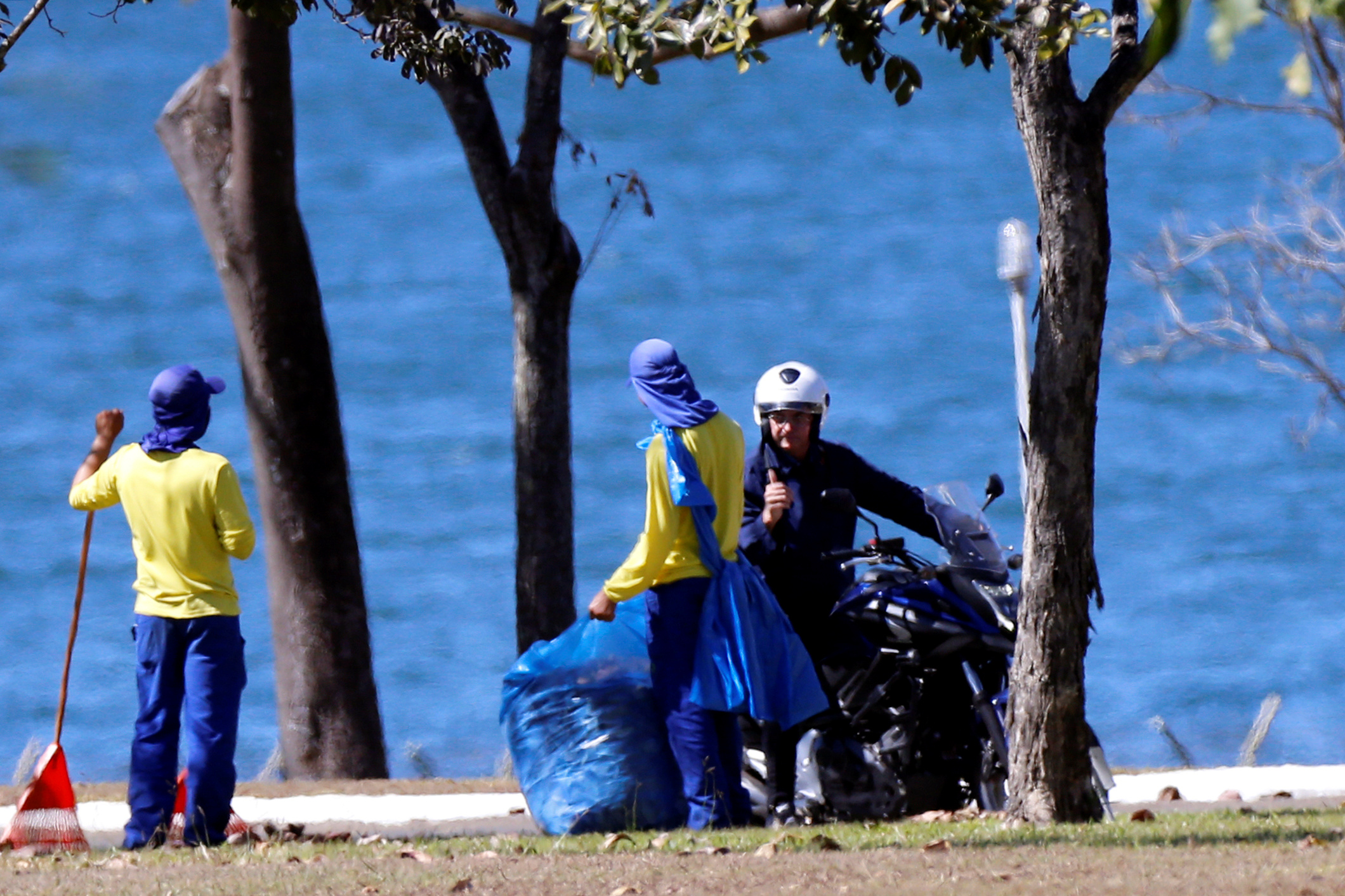 Jair Bolsonaro paseó en moto y conversó sin tapabocas con barrenderos. Foto: Reuters