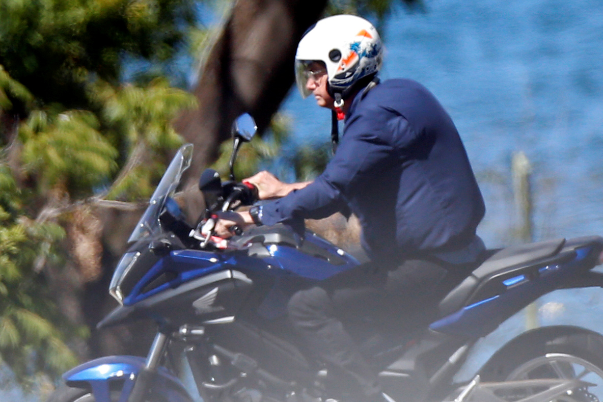 Jair Bolsonaro paseó en moto y conversó sin tapabocas con barrenderos. Foto: Reuters