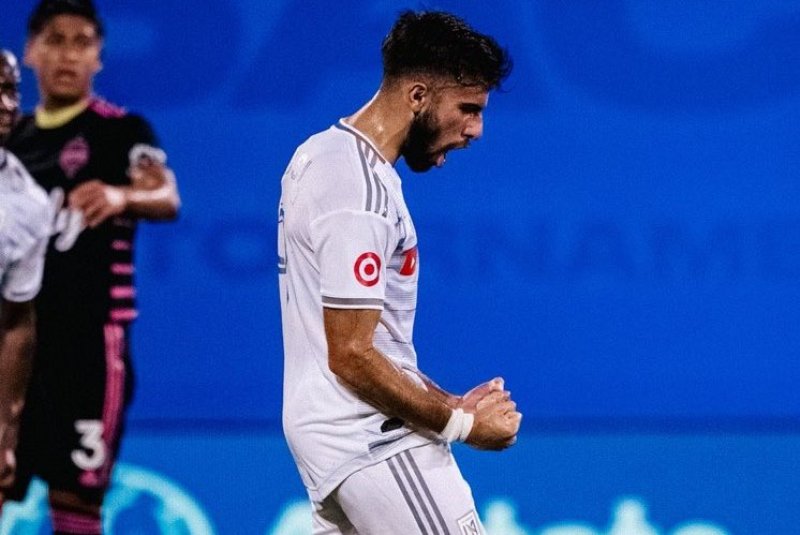 Diego Rossi celebra su primer gol ante Seattle Sounders