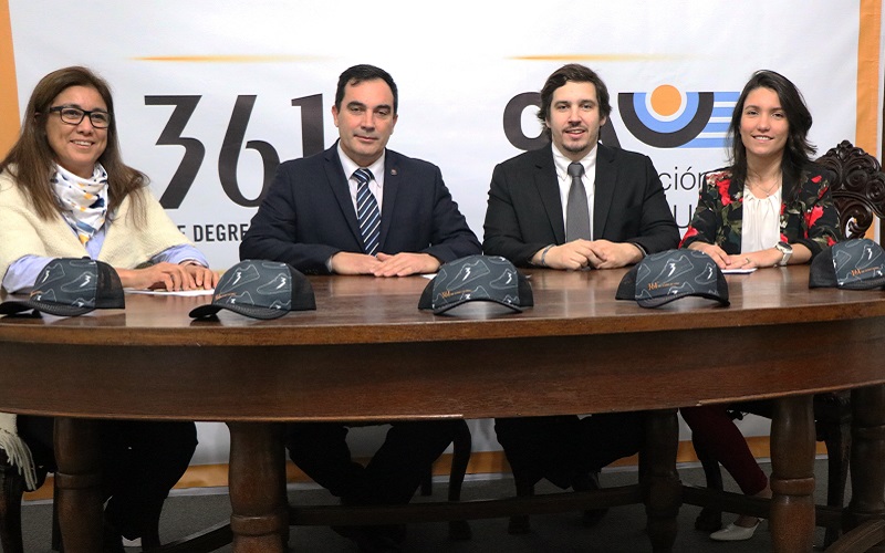 La firma del acuerdo entre la CAU y 361°. Foto: @AtletismoCAU.