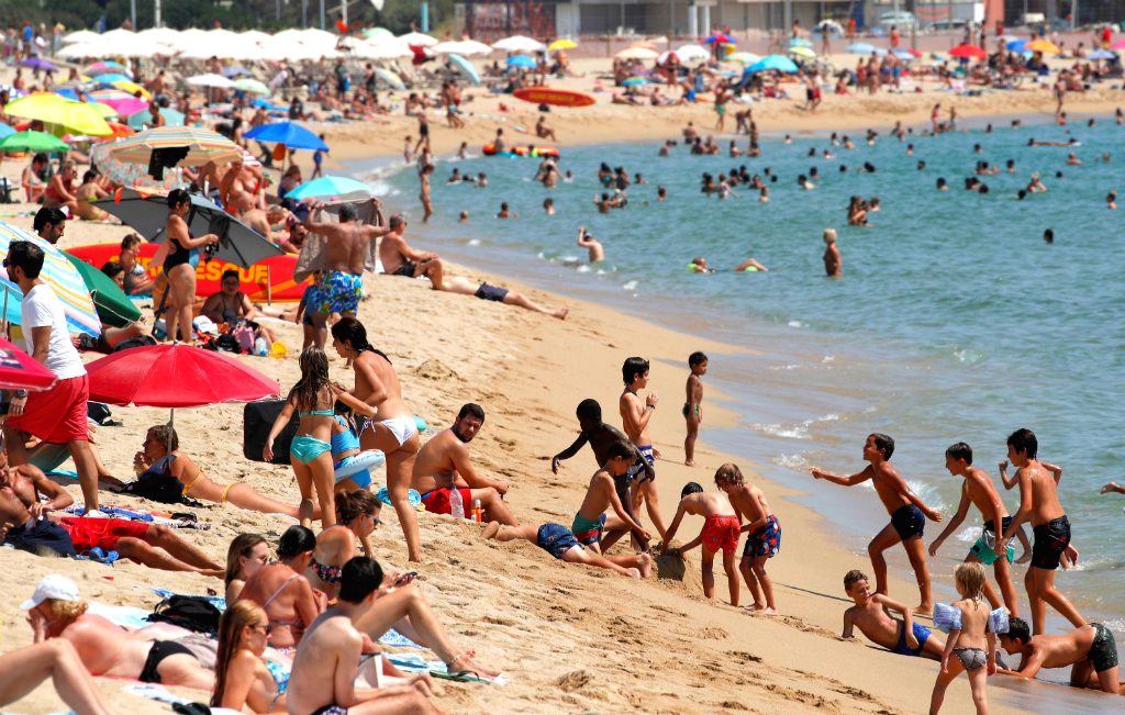 Las playas catalanas están a full este verano europeo, pese a la propagación del virus. Foto: Reuters