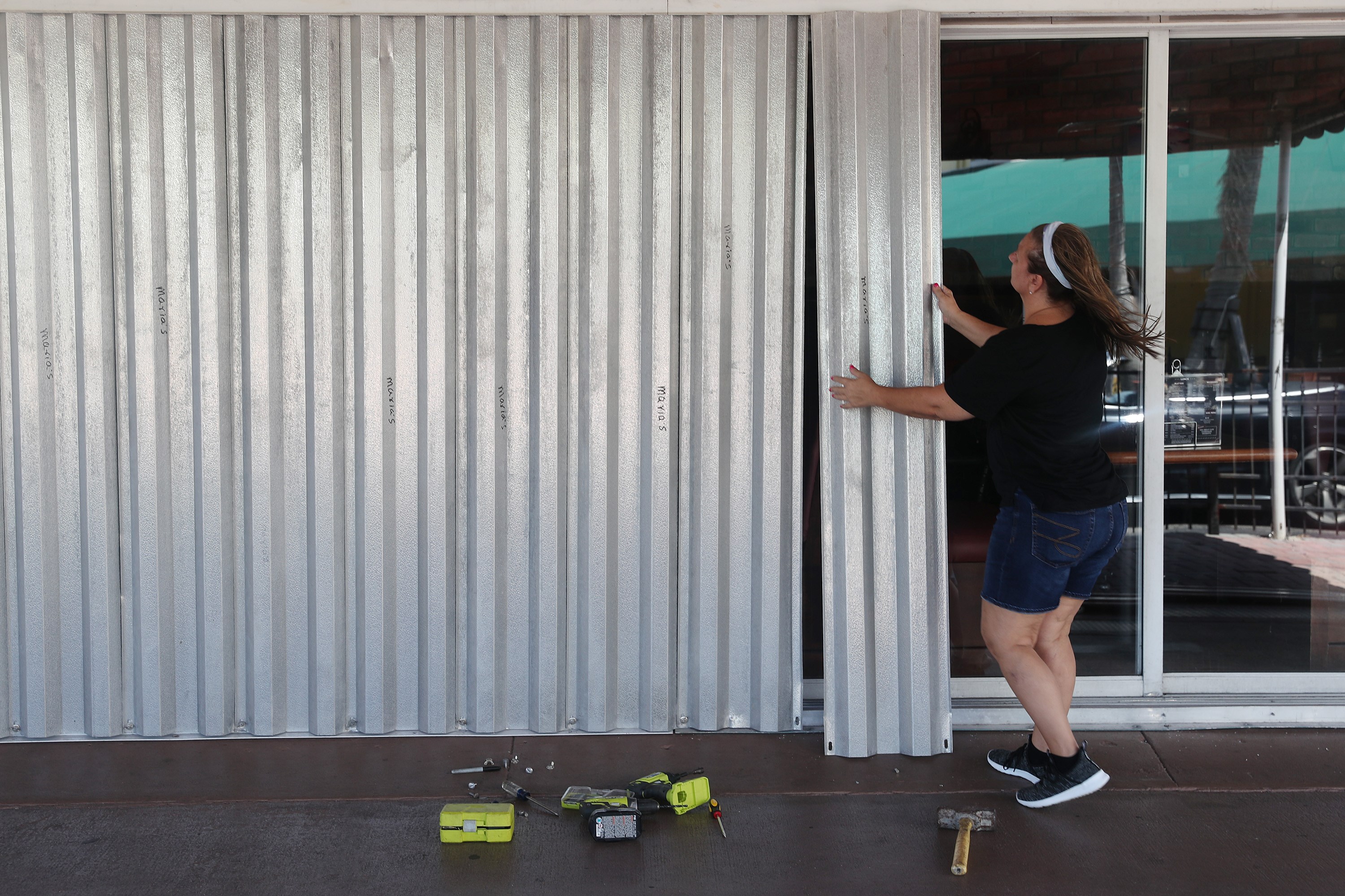 Ciudadanos y comerciantes se preparan para la llegada de un huracán a Florida. Foto: AFP