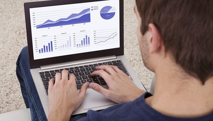 Hombre trabajando en computadora