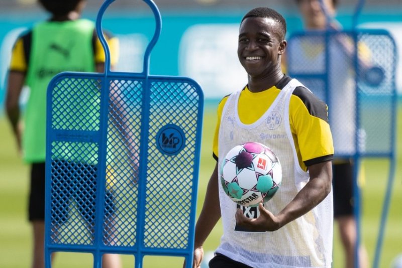 Youssoufa Moukoko entrenando con el Borussia Dortmund.