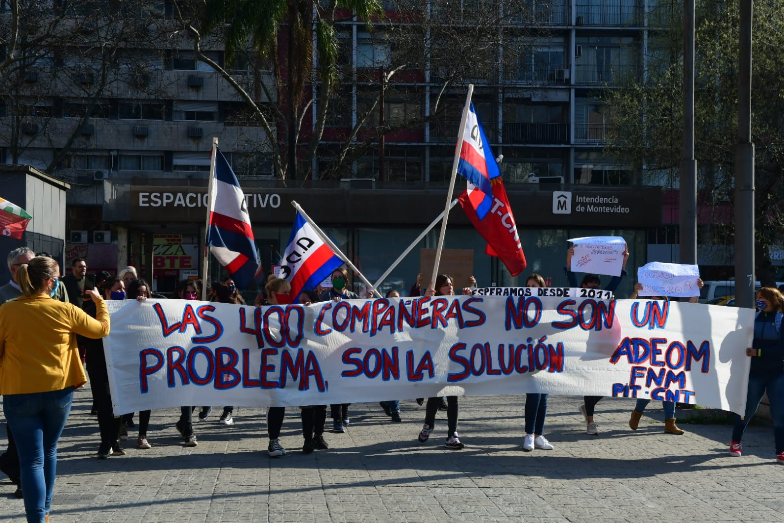 Movilización de Adeom frente a la Intendencia de Montevideo (IMM) en reclamo de la contratación de 400 mujeres. Foto: Francisco Flores