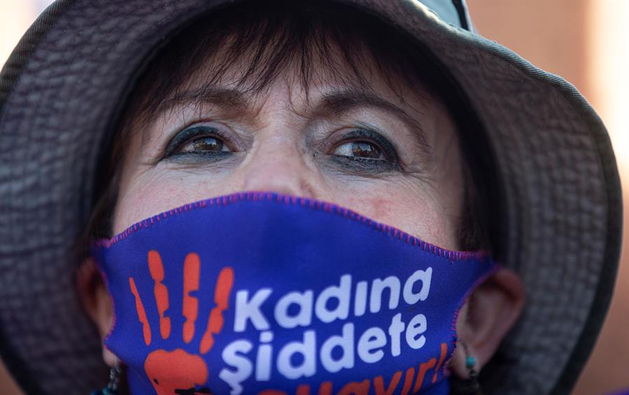 Protestas en Estambul contra la violencia machista. Foto: EFE