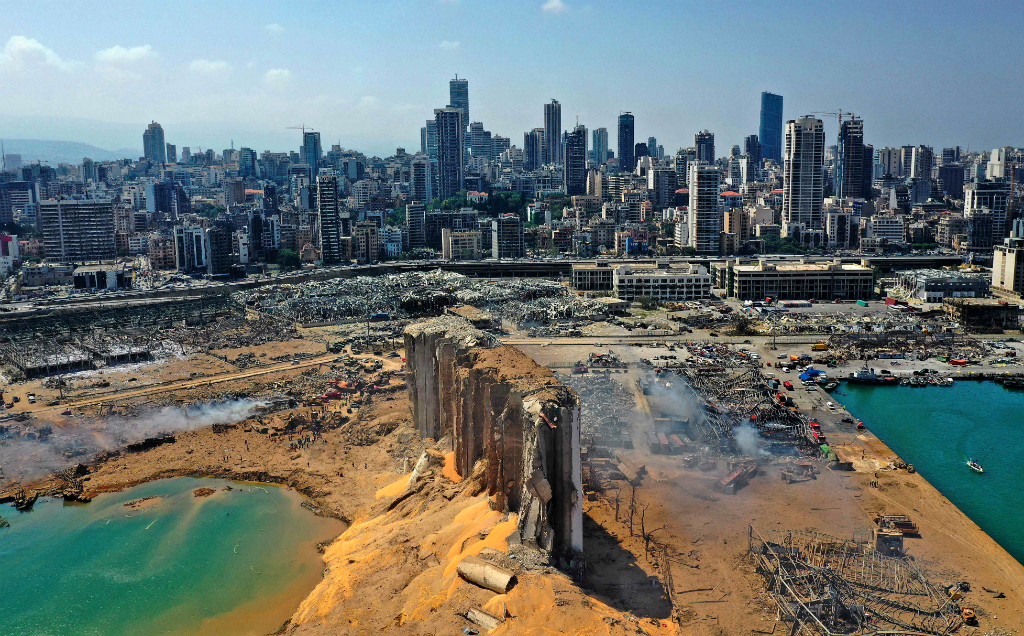 Vista aérea de la zona portuaria de Beirut, devastada por la explosión. Foto: AFP