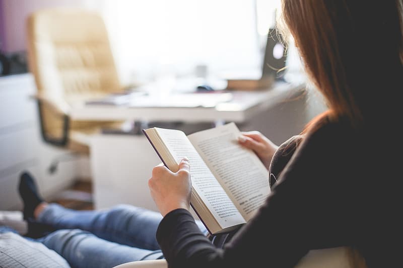 Mujer joven leyendo un libro. Foto: Pikrepo
