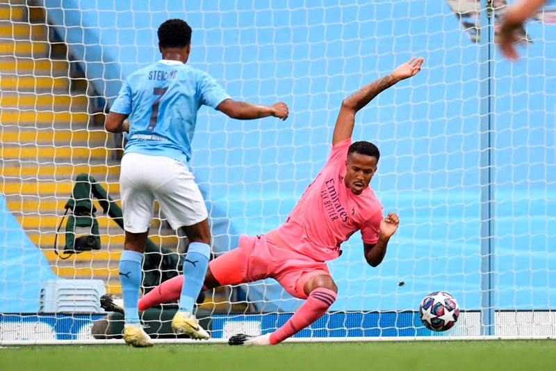 Raheem Sterling define sin arquero en el Manchester City-Real Madrid. Foto: AFP,