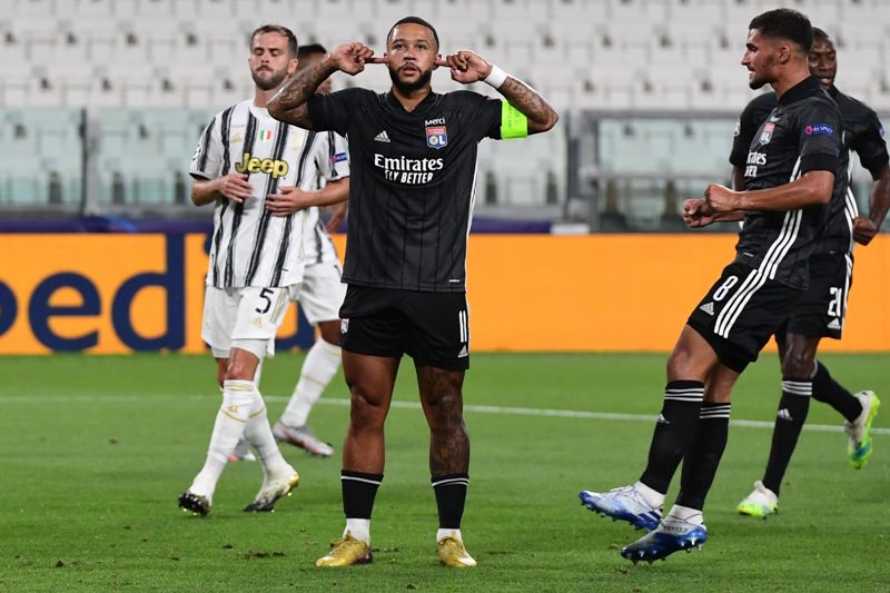 El festejo de Memphis Depay en el duelo entre Juventus-Lyon. Foto: AFP.