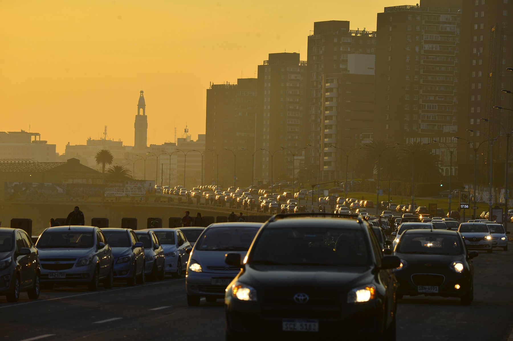 Tránsito en la Rambla de Montevideo. Foto: Gerardo Pérez