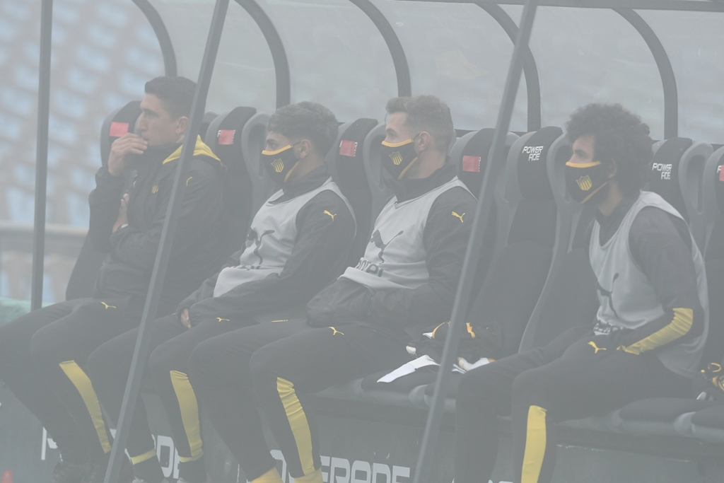 Banco de suplentes de Peñarol en el clásico. Foto: Gerardo Pérez.