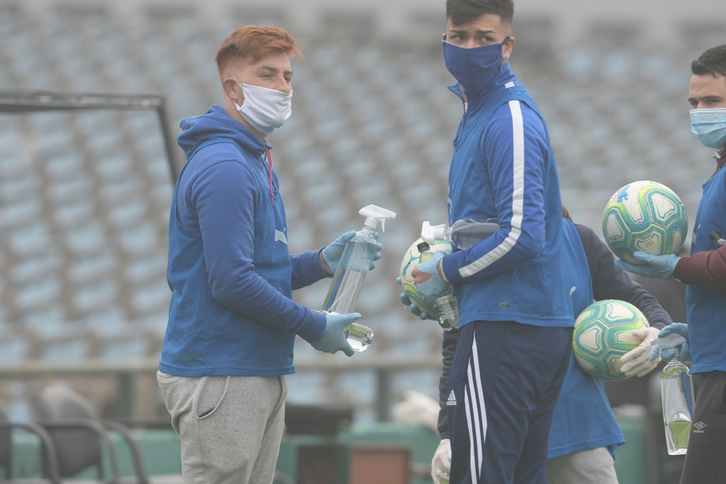 Control sanitario para las pelotas en el Centenario. Foto: Gerardo Pérez.