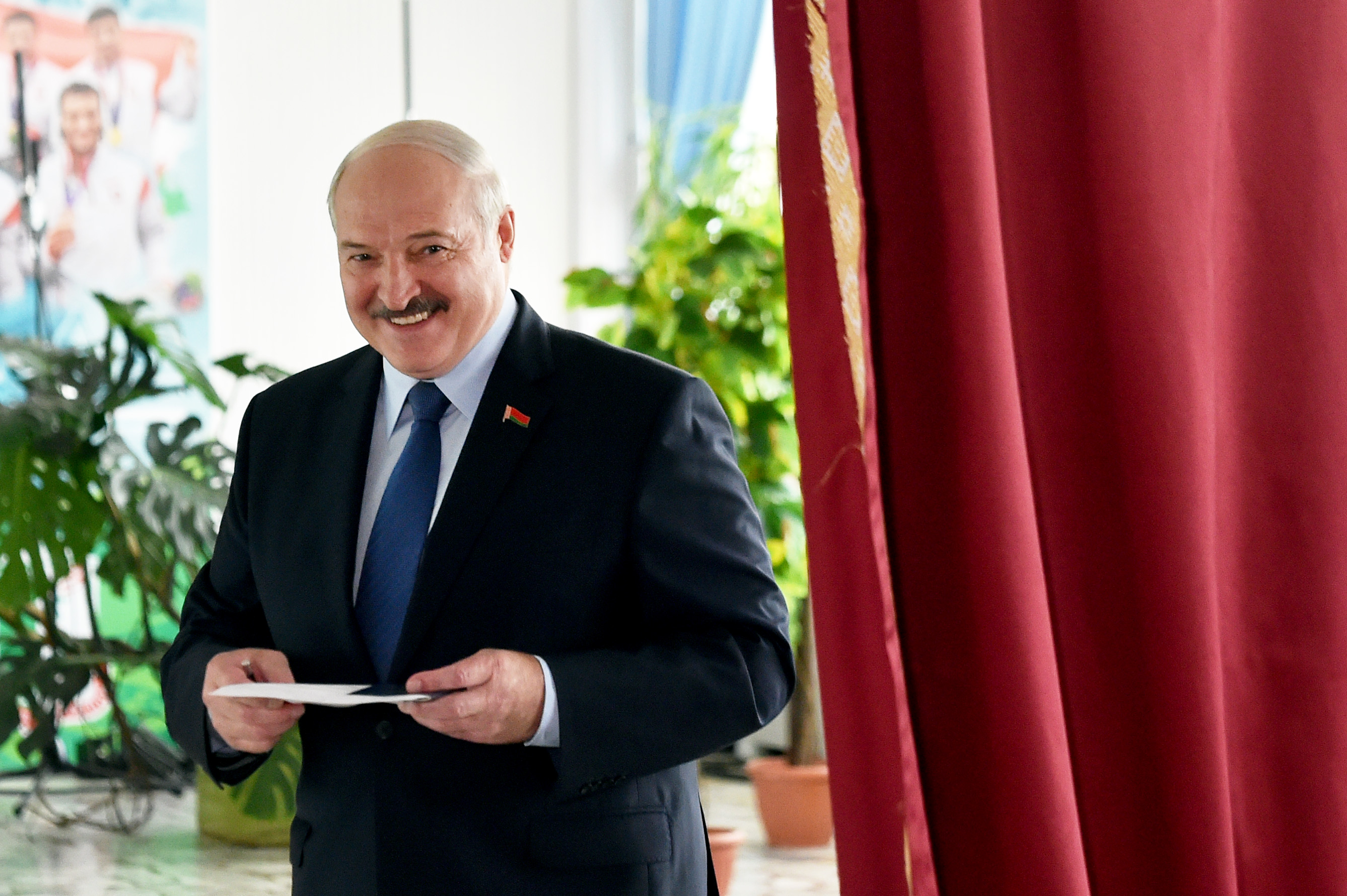 El presidente de Bielorrusia, Alexander Lukashenko, vota en un colegio electoral durante las elecciones presidenciales en Minsk. Foto: AFP.