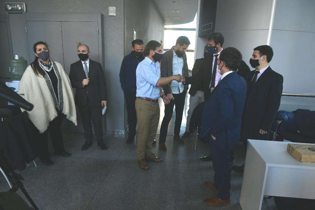 Luis Lacalle Pou compartió masitas con los periodistas en el día de su cumpleaños. Foto: Fernando Ponzetto
