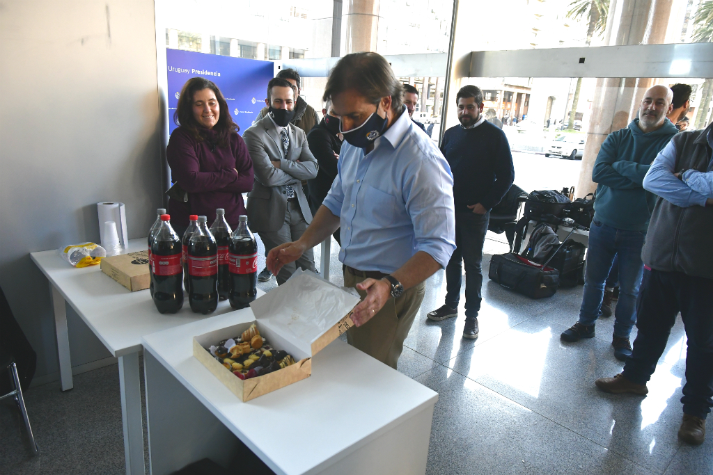 Luis Lacalle Pou compartió masitas con los periodistas en el día de su cumpleaños. Foto: Fernando Ponzetto