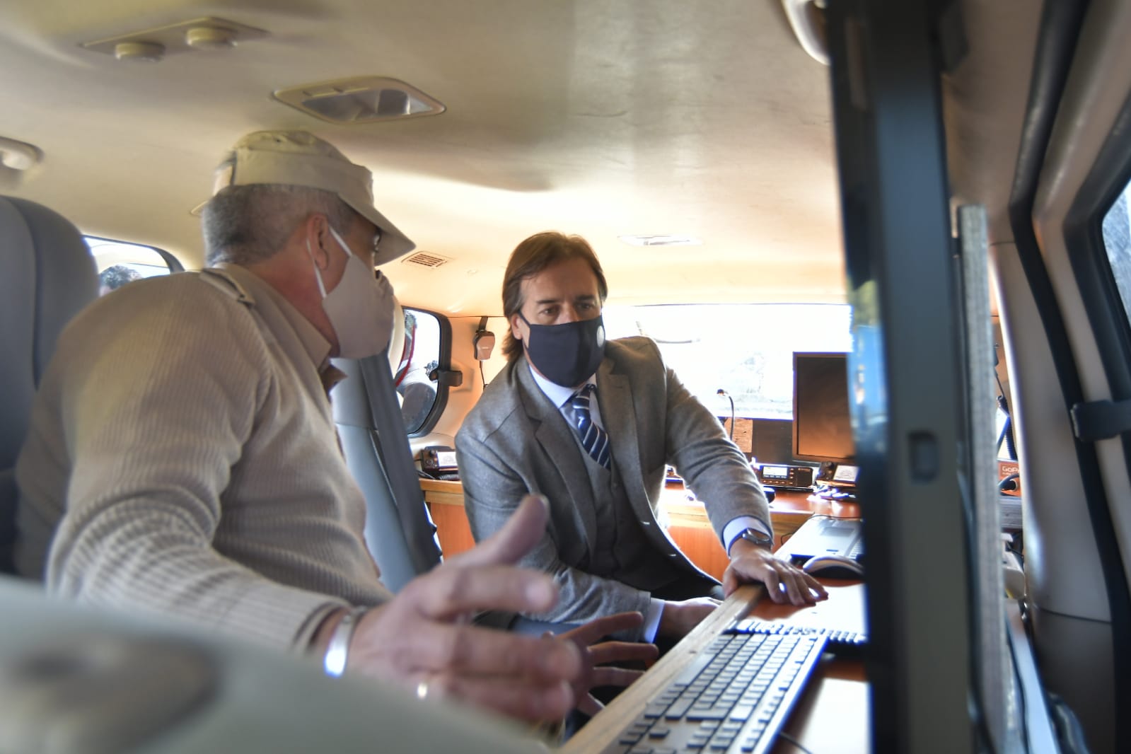 Luis Lacalle Pou en camioneta adaptada como  Centro de Comando Unificado. Foto: Leonardo Mainé.