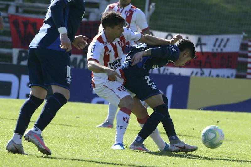 Maximiliano Calzada y Santiago Rodríguez disputan la pelota en el River Plate-Nacional. Foto: Gerardo Pérez.