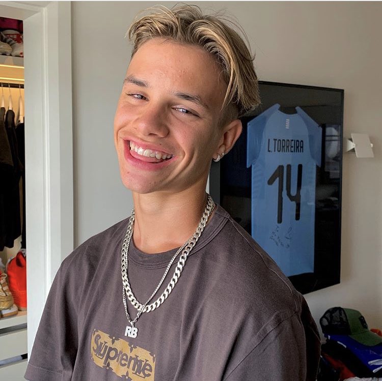 Romeo Beckham y la camiseta de Lucas Torreira en su cuarto. Foto: Twitter