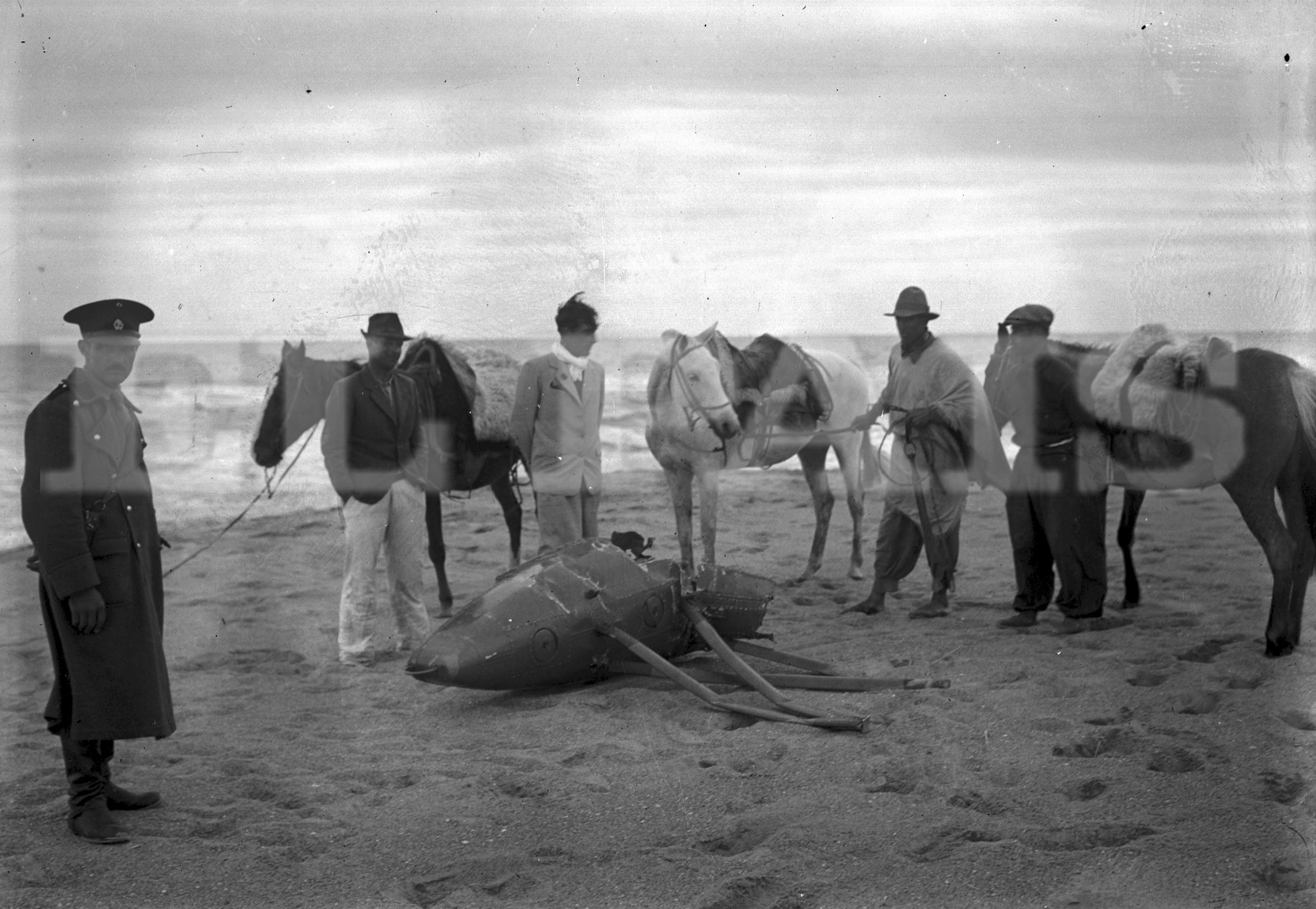 En la costa rochense aparecieron objetos desprendidos de la aeronave. Foto: Archivo El País