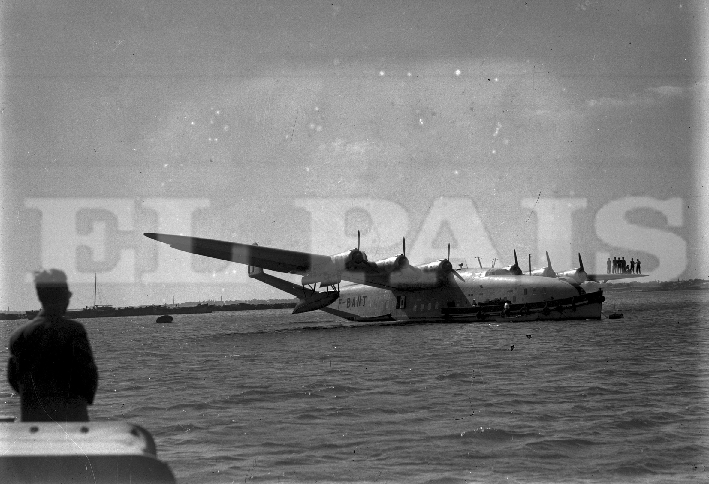 Ya en el Puerto de Montevideo, la enorme estampa del “Lionel de Marmier” impresiona. Foto: Archivo El País