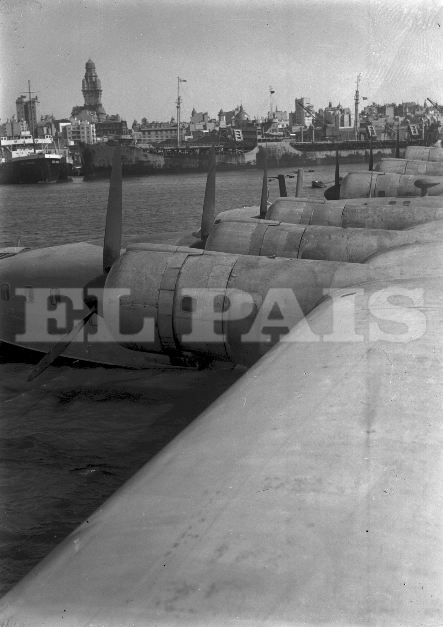 Los seis motores del hidroavión con el fondo de Montevideo. Foto: Archivo El País