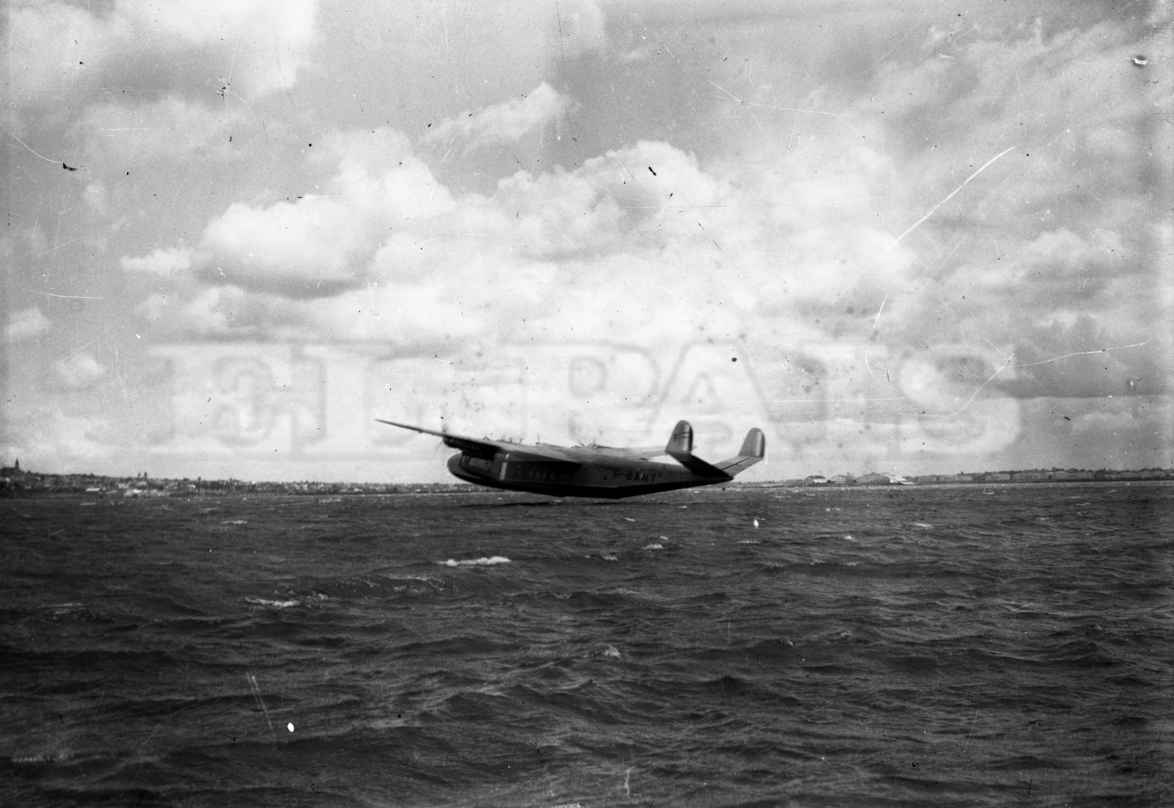 La aeronave comienza a despegar de las aguas de la Bahía de Montevideo. Foto: Archivo El País