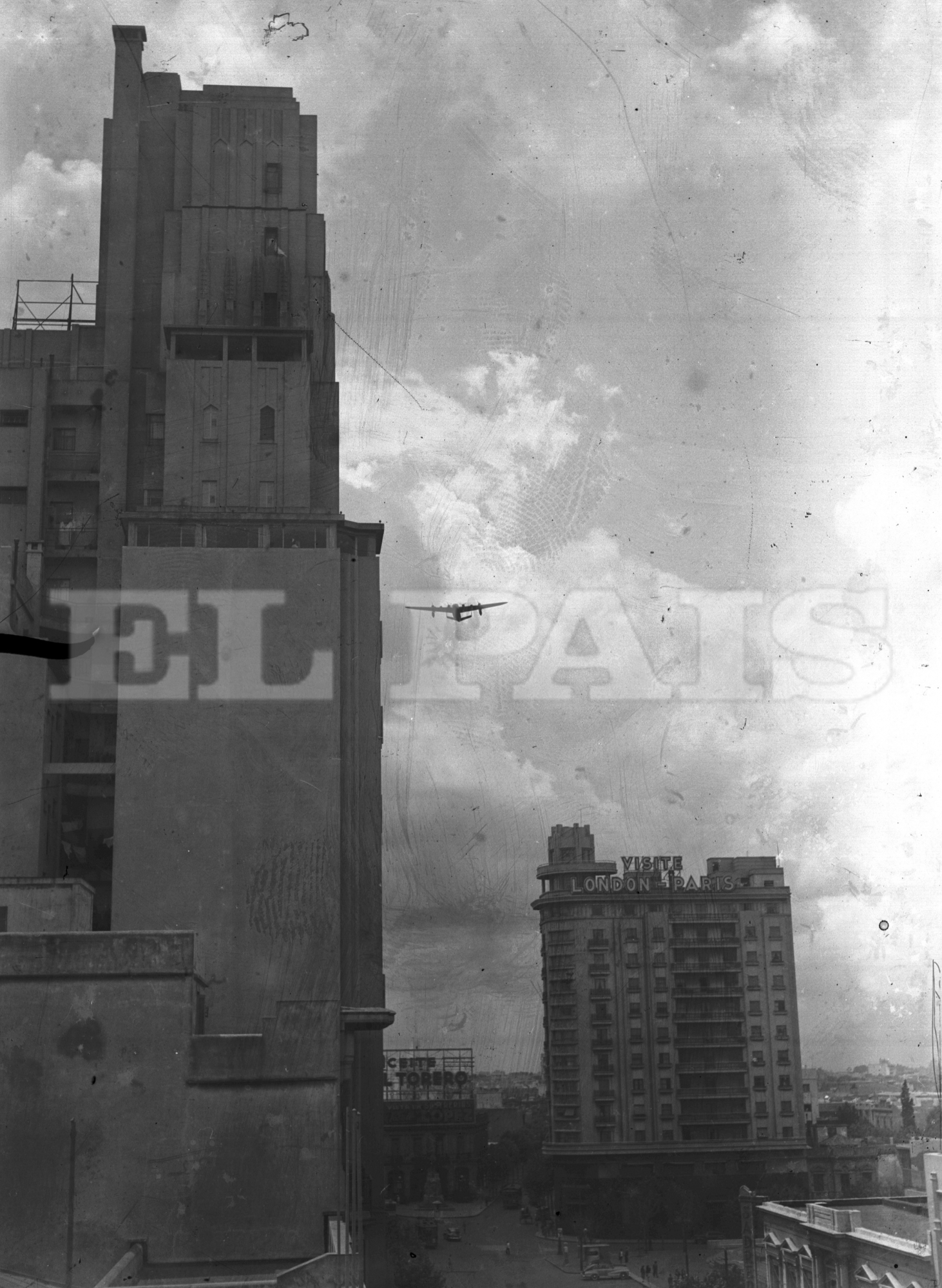 La figura del “Lionel de Marmier” comienza a perderse sobre los edificios de la avenida 18 de Julio. Foto: Archivo El País