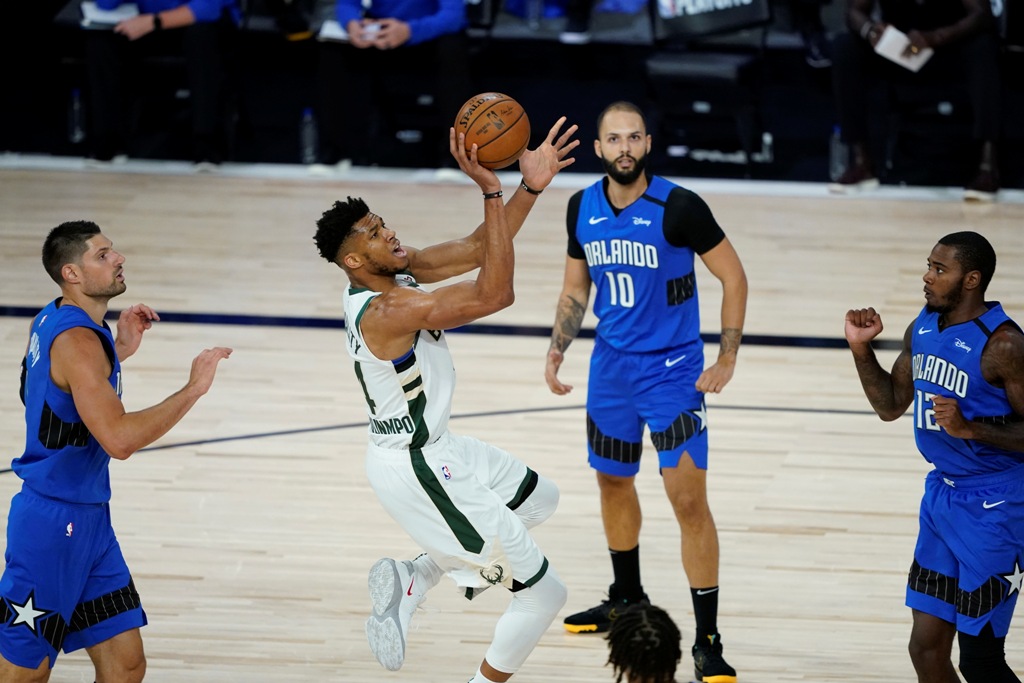 Giannis Antetokounmpo tuvo otra muy buena actuación en Milwaukee Bucks. Foto: AFP.