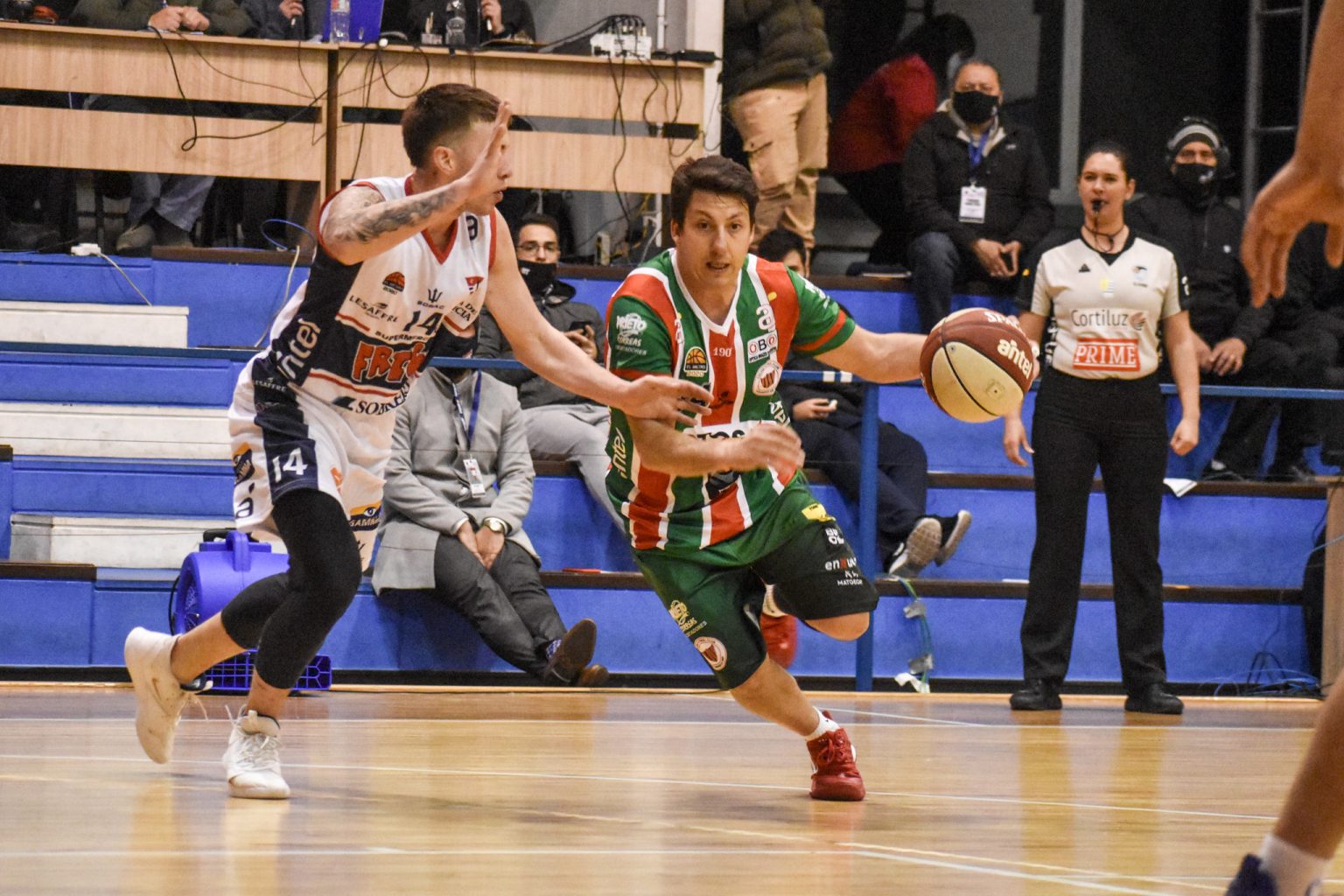 Colón debutó en "El Metro" con triunfo frente a Sayago. Foto: Basketuruguay.uy.