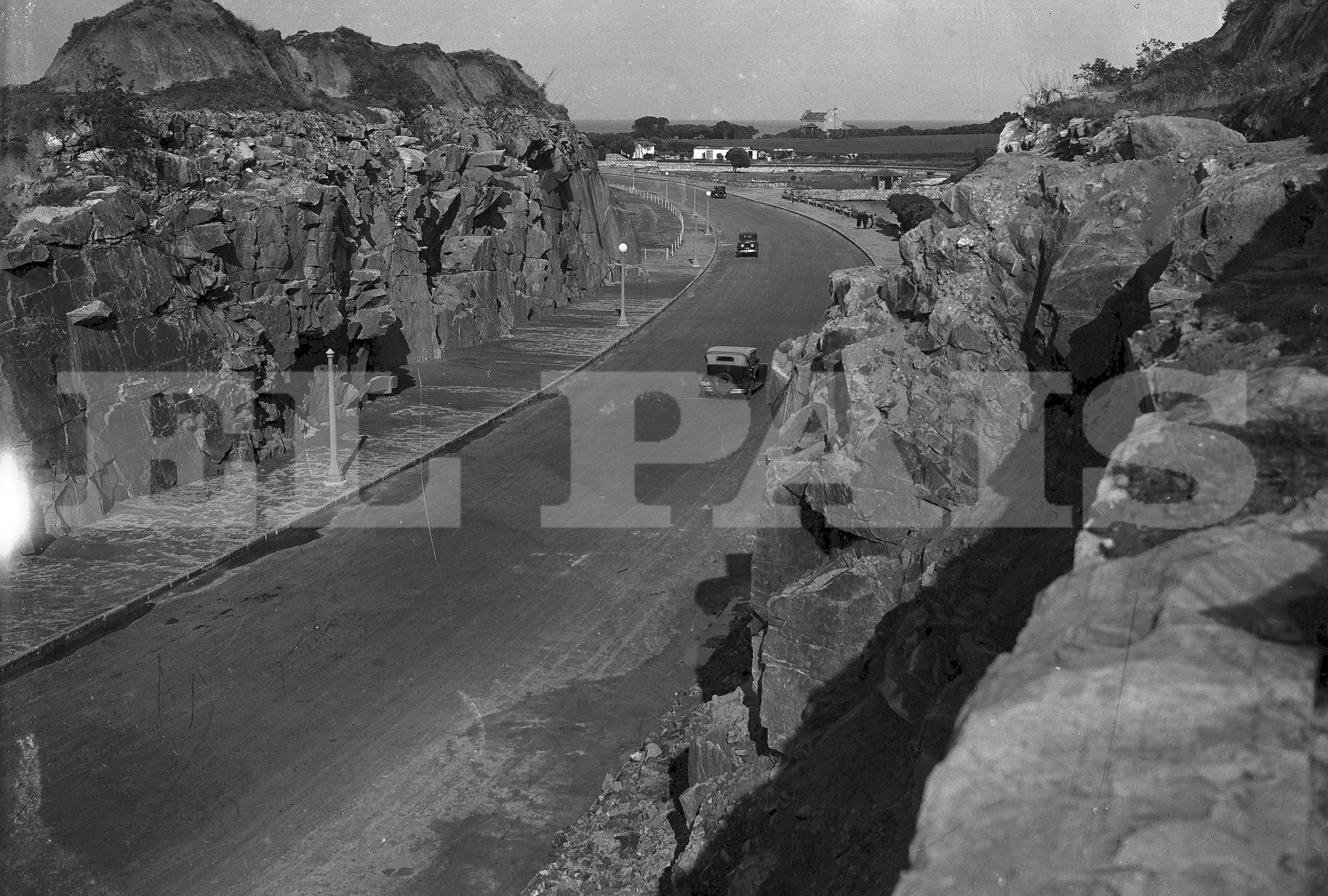 Dos automóviles se cruzan entre las canteras del Parque Rodó, todavía sin puente. Foto: archivo El País