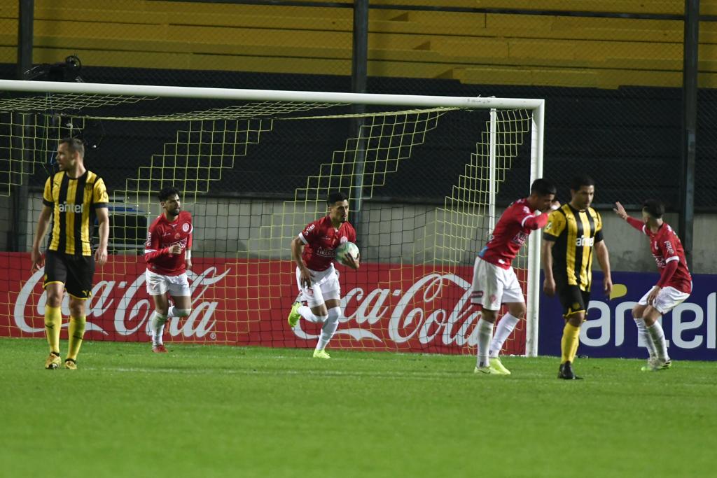 El penal de Lemos en el duelo entre Peñarol-Rentistas. Foto: Fernando Ponzetto.