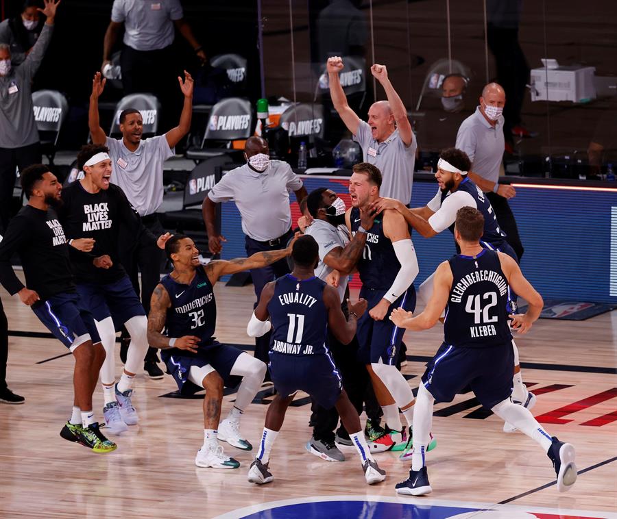 Luka Doncic y la alegría de Dallas Mavericks sobre el final. Foto: EFE.