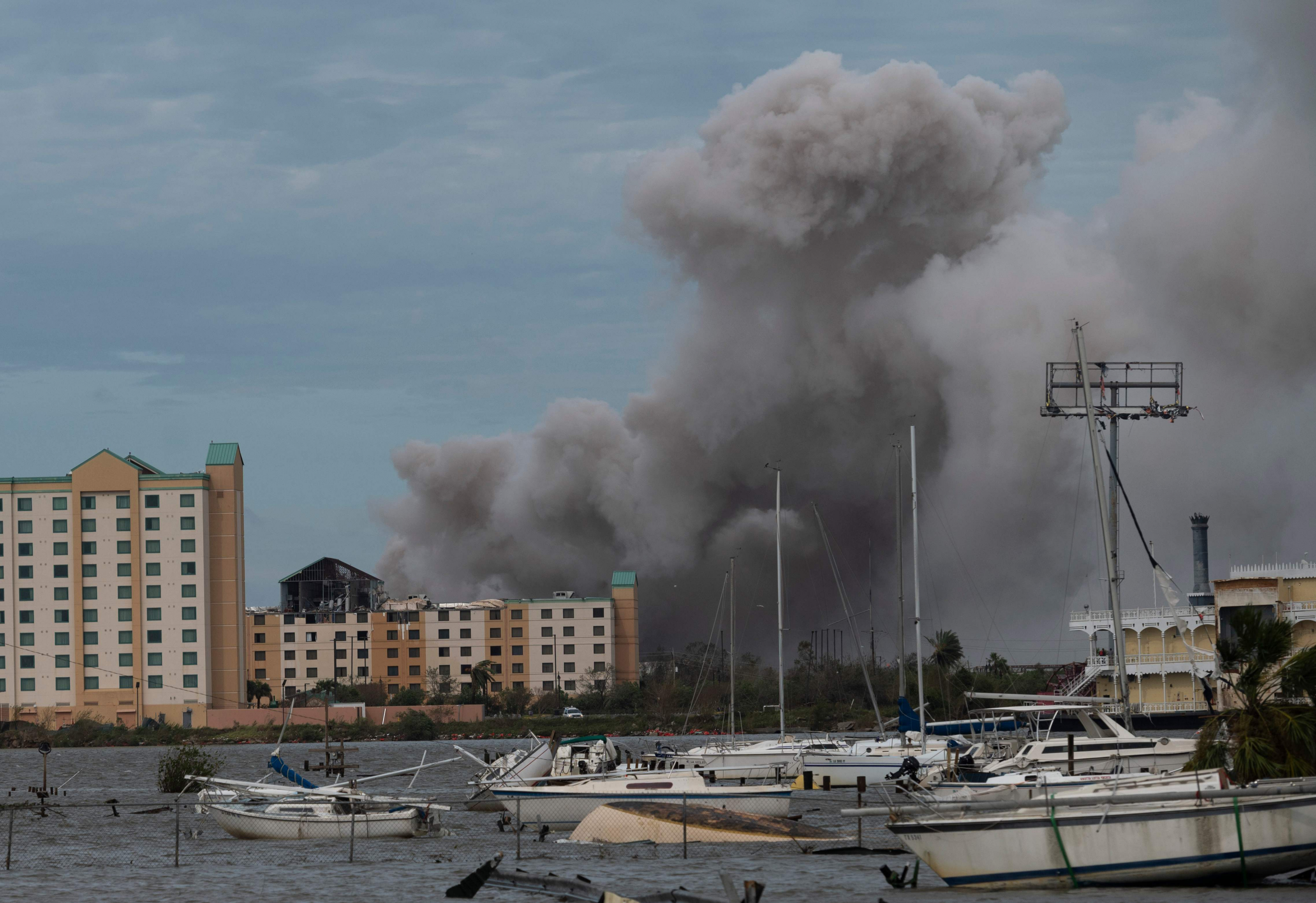 Incendio químico tras paso de Laura. Foto: AFP